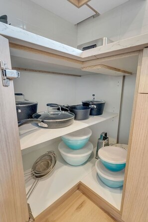 Fridge, microwave, oven, stovetop - Modern 2BR/2BA Suite: 5-Min Walk to LRT & Golf with Garage Parking (Calgary)