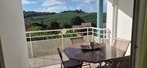 Outdoor dining - On Mont Vert (no sargassum) (Le Robert)