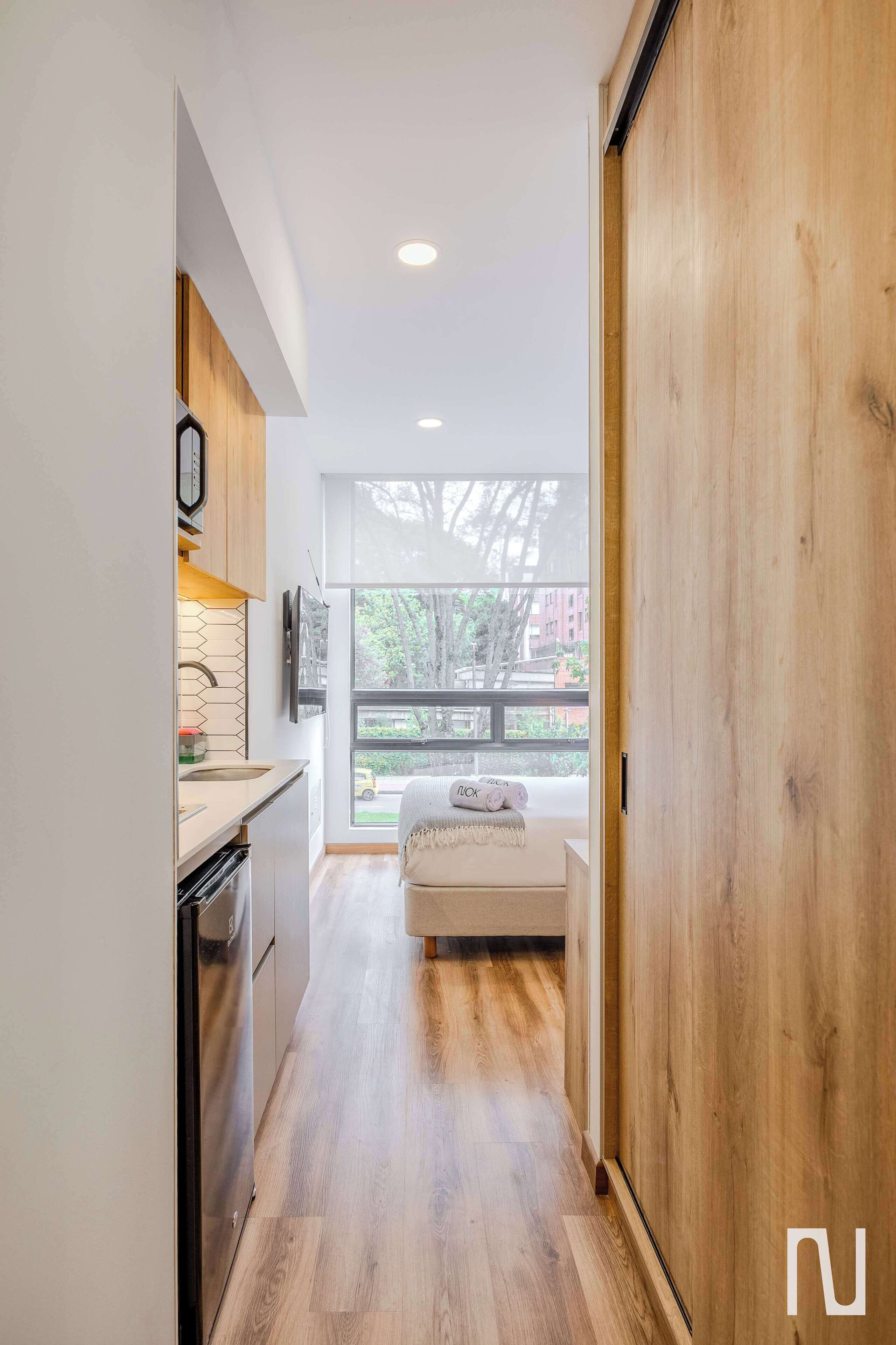 Een strijkplank/strijkijzer, wifi, beddengoed