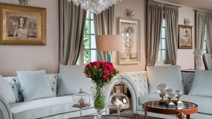 A living room with a light blue sofa, a glass coffee table, and a round table with crystal vases. - Villa Palazzo di Ivana with Pool (Vabriga)
