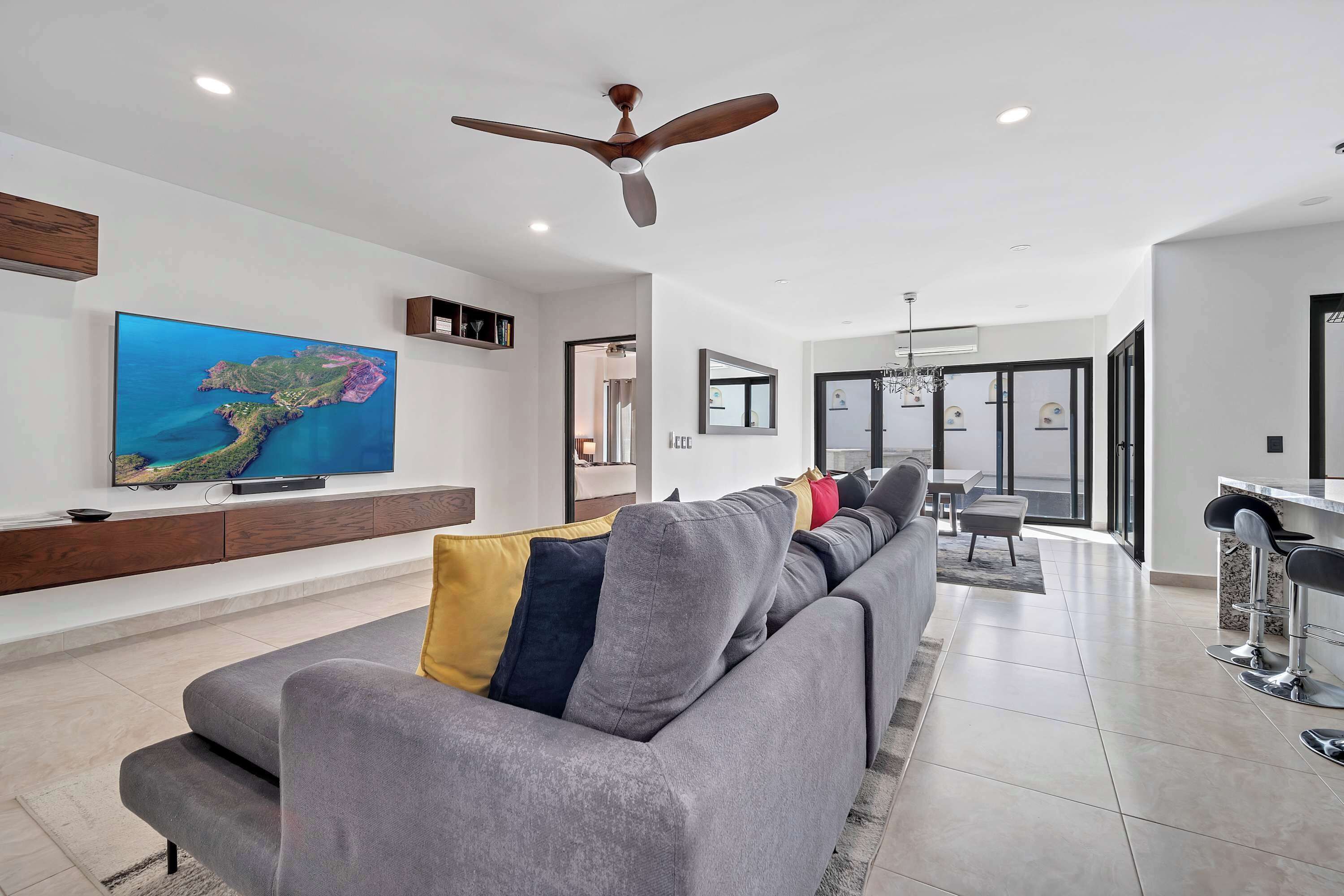 Een televisie en een kantoor