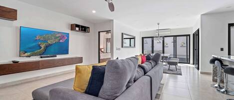 Een televisie en een kantoor