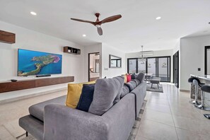 Smart TV, ping pong, offices - @ Marbella Lane - PrimeVilla n Modern Home Comfort (Cabo Bello)