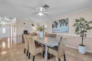 Dining - Family friendly 3-bedroom house in quiet neighborhood and near beaches (Sarasota)