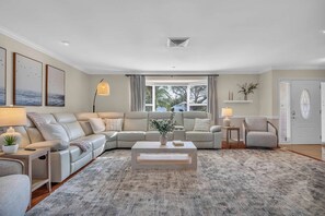Smart TV, books - Family friendly 3-bedroom house in quiet neighborhood and near beaches (Sarasota)