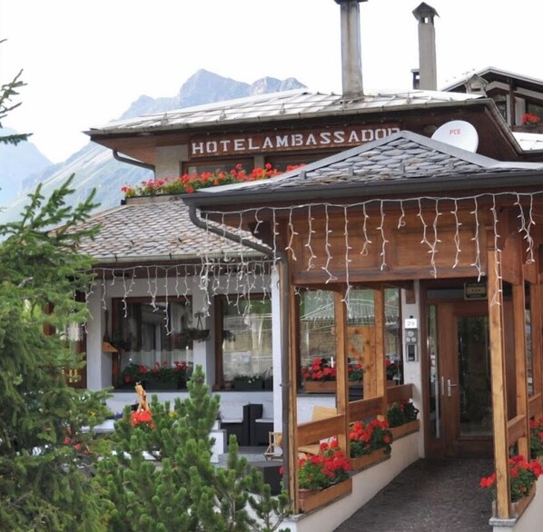 Vista frontal de la propiedad