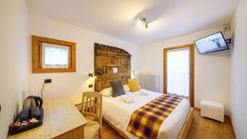 Classic Double or Twin Room | Free WiFi, bed sheets