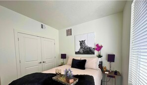 Tabla de planchar con plancha, internet y ropa de cama 