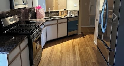 FIFA 2026-Cozy 2-bedroom house
10 mins from AirPort/20mins Stadiums!!!!