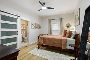 3 bedrooms, desk, iron/ironing board, travel cot - Charming 3-bedroom renovated Mill House just outside downtown Greenville (Greenville)
