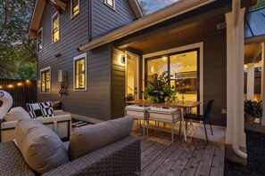 Outdoor dining - Modern 2BR Zilker Home - Walk to ACL / Cowboy Pool (Austin)