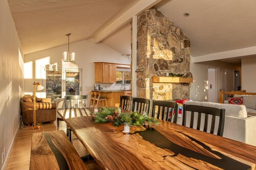 Contemporary Mountain Home w/ Great Views +Hot Tub