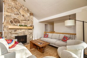 Smart TV, fireplace - Contemporary Mountain Home w/ Great Views +Hot Tub (Cottonwood Heights)