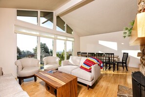 Smart TV, fireplace - Contemporary Mountain Home w/ Great Views +Hot Tub (Cottonwood Heights)