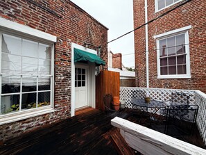 Outdoor dining - Lovely 2-bedroom apartment with AC in charming Downtown Columbus (Columbus)