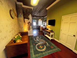 Living area - Lovely 2-bedroom apartment with AC in charming Downtown Columbus (Columbus)