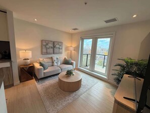 TV - Bright spotless & modern 1 BR in North End Halifax (Halifax)