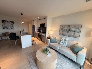 TV - Bright spotless & modern 1 BR in North End Halifax (Halifax)