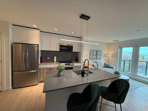 Refrigerador, microondas, horno y parrilla de estufa