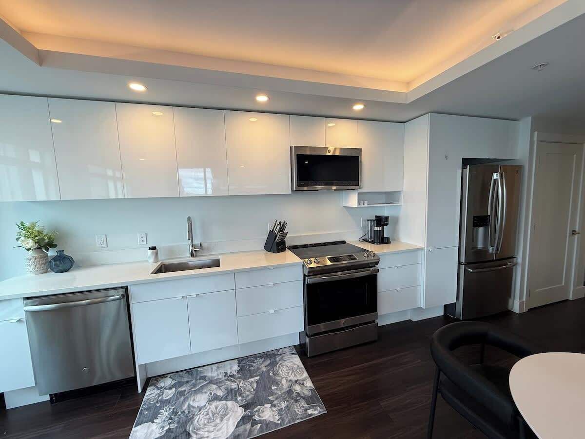 冷蔵庫、電子レンジ、オーブン、コンロ