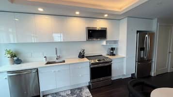 Refrigerador, microondas, horno y parrilla de estufa