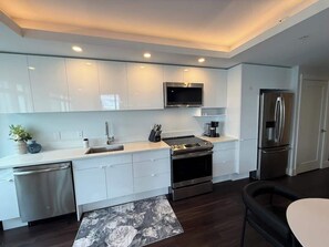 冷蔵庫、電子レンジ、オーブン、コンロ