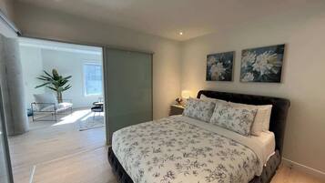 Tabla de planchar con plancha, wifi, ropa de cama