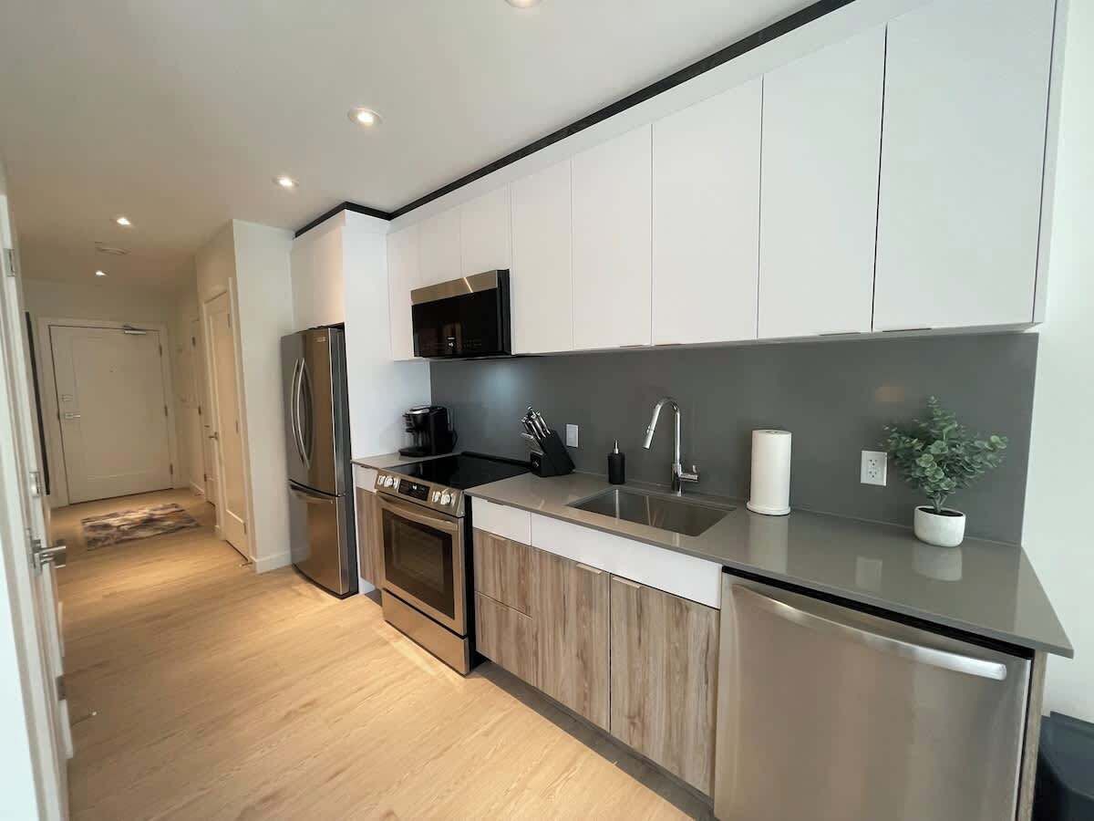 Refrigerador, microondas, horno y parrilla de estufa 