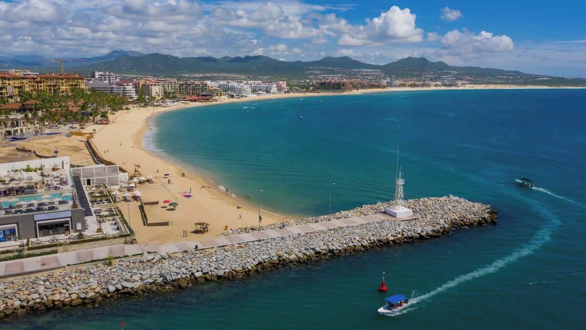 Vlak bij het strand, ligstoelen aan het strand, strandlakens