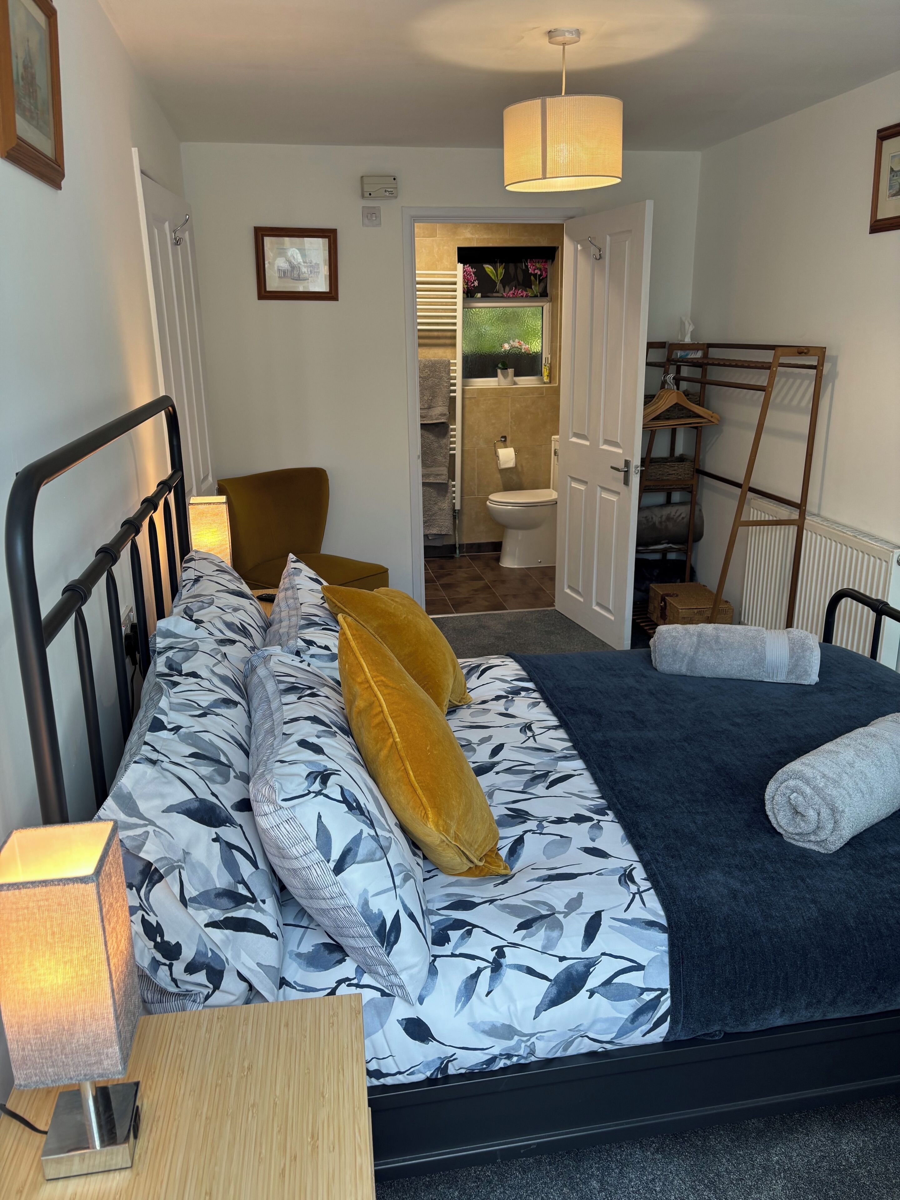 1 quarto, escrivaninha, ferros/tábuas de passar roupa, berço de viagem