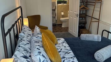 1 quarto, escrivaninha, ferros/tábuas de passar roupa, berço de viagem