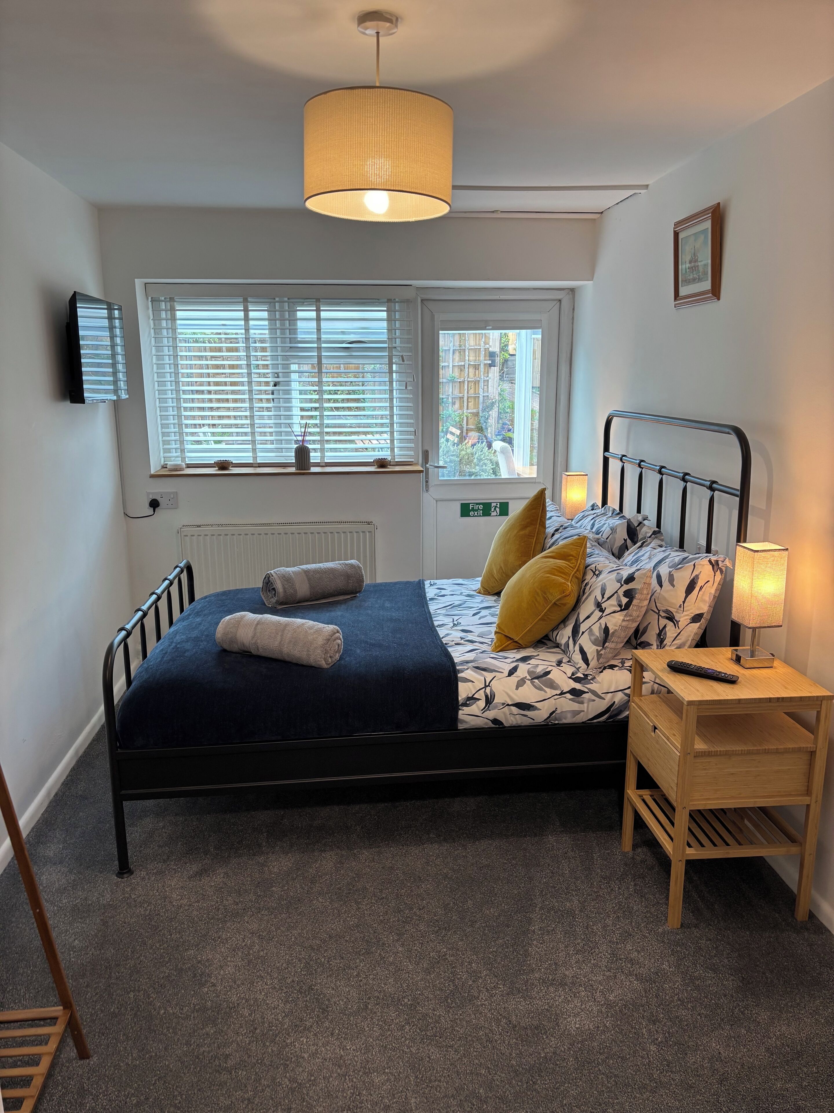 1 quarto, escrivaninha, ferros/tábuas de passar roupa, berço de viagem