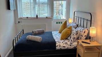 1 quarto, escrivaninha, ferros/tábuas de passar roupa, berço de viagem