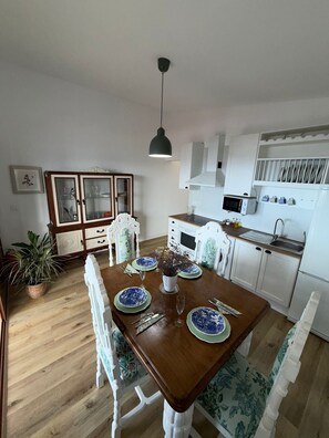 Een koelkast, een magnetron, een oven, een kookplaat