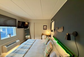 Desk, iron/ironing board, travel cot, free WiFi - Beachfront: Marvelous 1-bedroom apartment in charming Cape May. Walk everywhere. (Cape May)