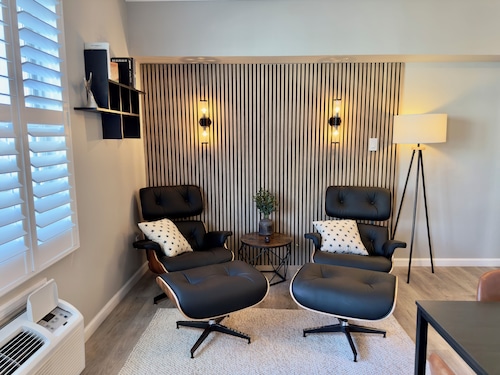 Pet-friendly Cape May Beachfront · King Bed