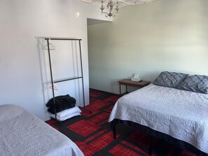 2 bedrooms, free WiFi, bed sheets - Historic loft next to restaurant, tavern, and shopping right outside your door! (Bedford)
