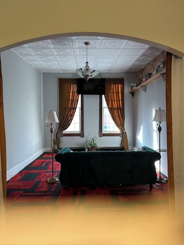 Historic loft next to restaurant, tavern, and shopping right outside your door!