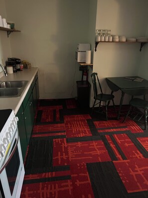 Private kitchen - Historic loft next to restaurant, tavern, and shopping right outside your door! (Bedford)