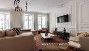 TV - EXPERIENCE PARISIAN ELEGANCE IN THE MOST DESIRABLE DISTRICTS – SAINT GERMAIN (Paris)