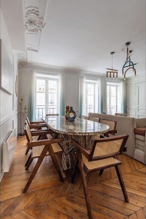 Dining - EXPERIENCE PARISIAN ELEGANCE IN THE MOST DESIRABLE DISTRICTS – SAINT GERMAIN (Paris)