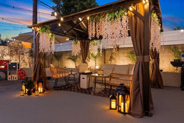 Outdoor dining - Spacious Pink Disney Home • Game Room • Near Knott’s & Stadium • Family Friendly (Anaheim)