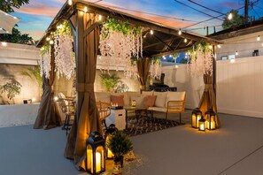 Outdoor dining - Spacious Pink Disney Home • Game Room • Near Knott’s & Stadium • Family Friendly (Anaheim)