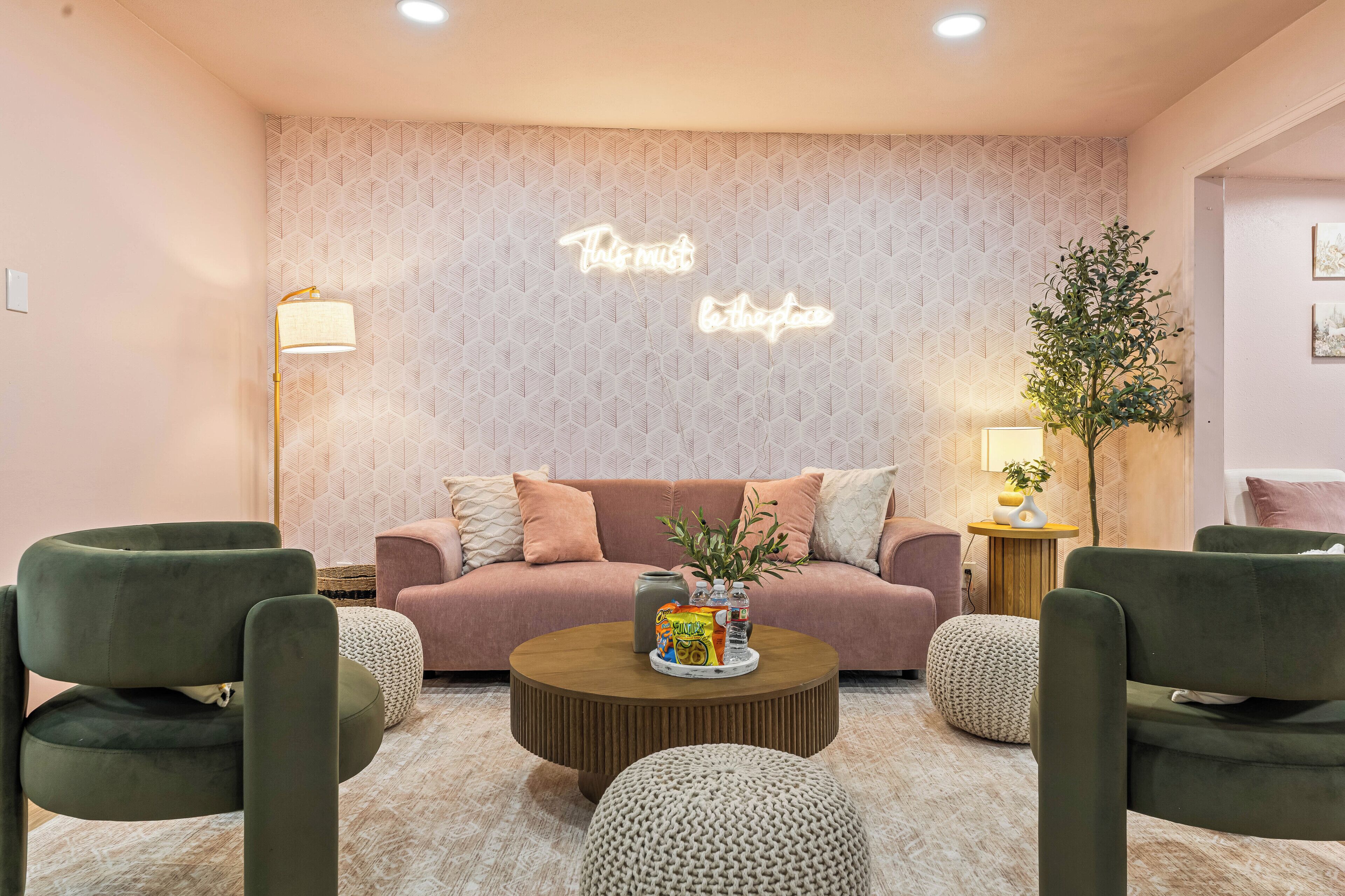 TV connectée, jeux vidéo, baby-foot, livres