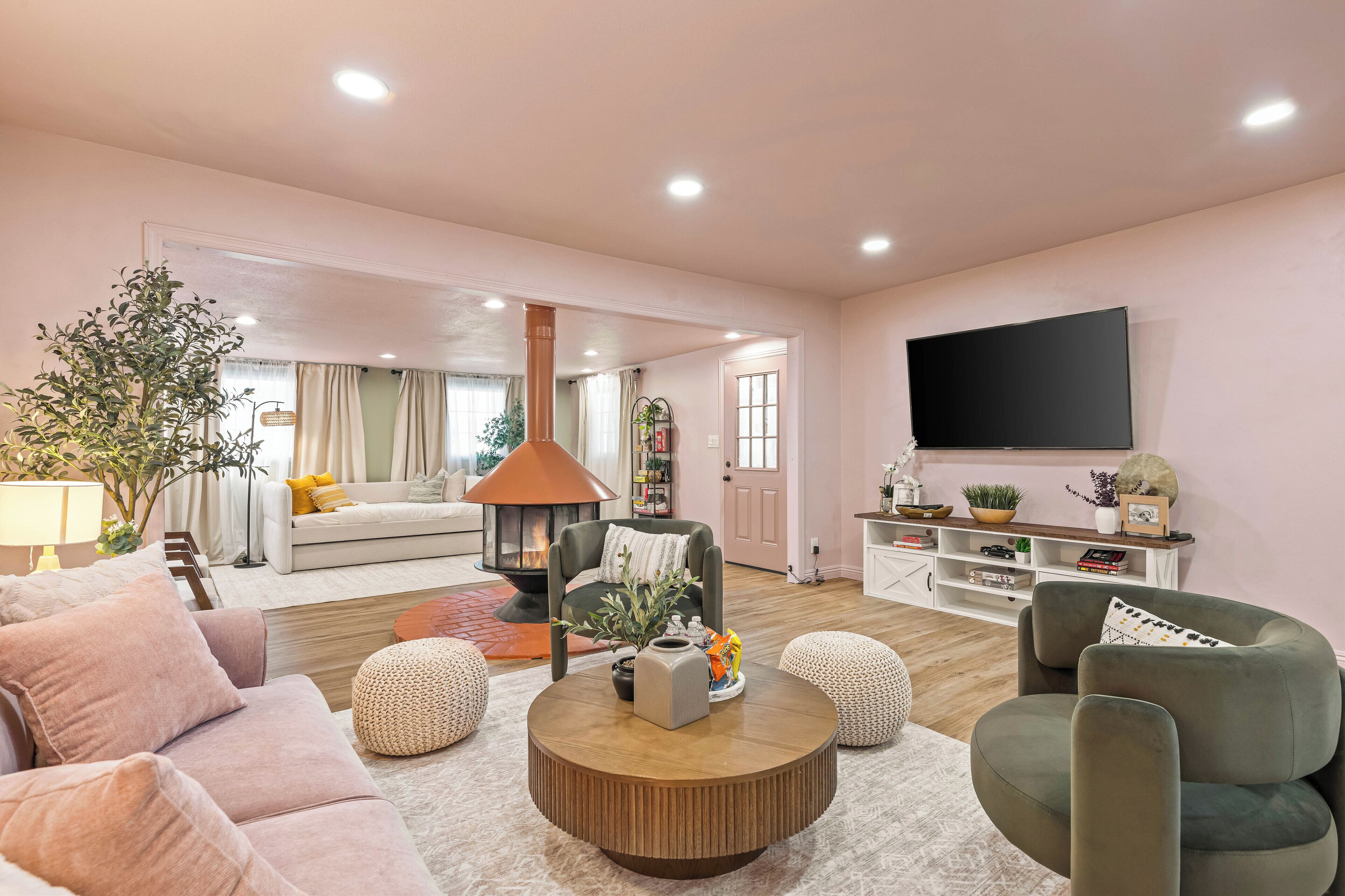 Una Smart TV, videojuegos, un futbolín, libros