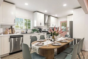 Kylskåp, mikrovågsugn, ugn och spishäll