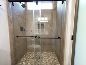 Shower, hair dryer - Harbor View Haven by Balboa Park (San Diego)