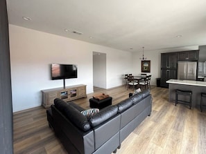 TV - Harbor View Haven by Balboa Park (San Diego)