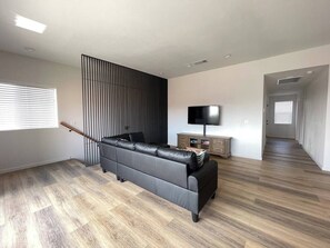 TV - Harbor View Haven by Balboa Park (San Diego)