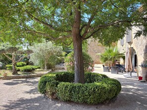 Property grounds - Charming farmhouse Bed and breakfast or group gîte between Uzès and the Pont du Gard (Argilliers)